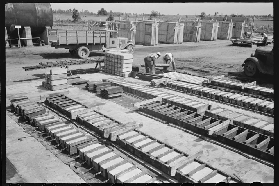 Productie van bouwmaterialen in een fabriekshal