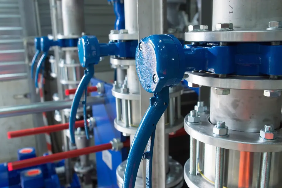 Leidingen en tanks in een chemisch bedrijf