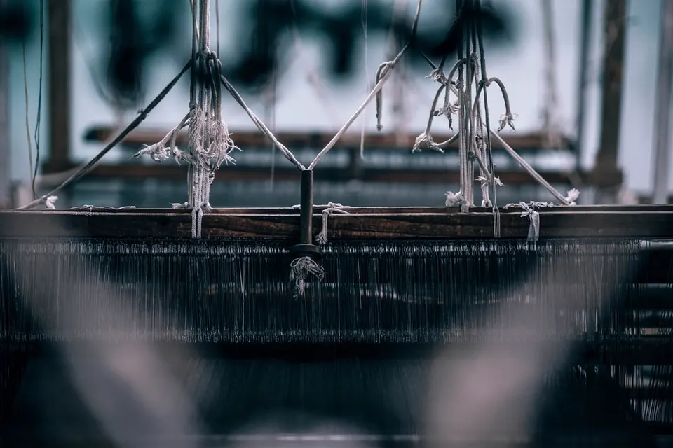 Weefmachines in een textielfabriek